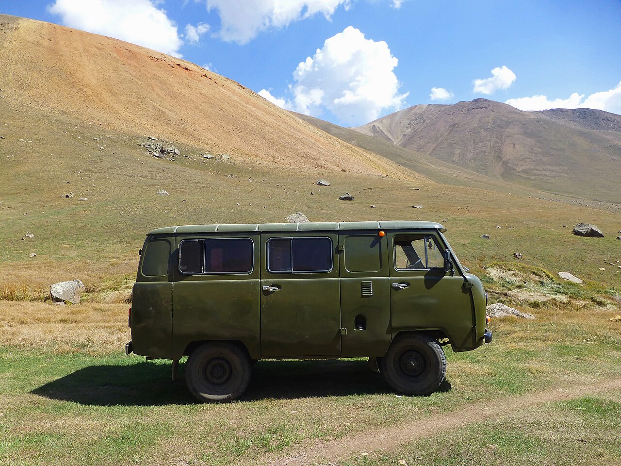 Внедорожник в горах